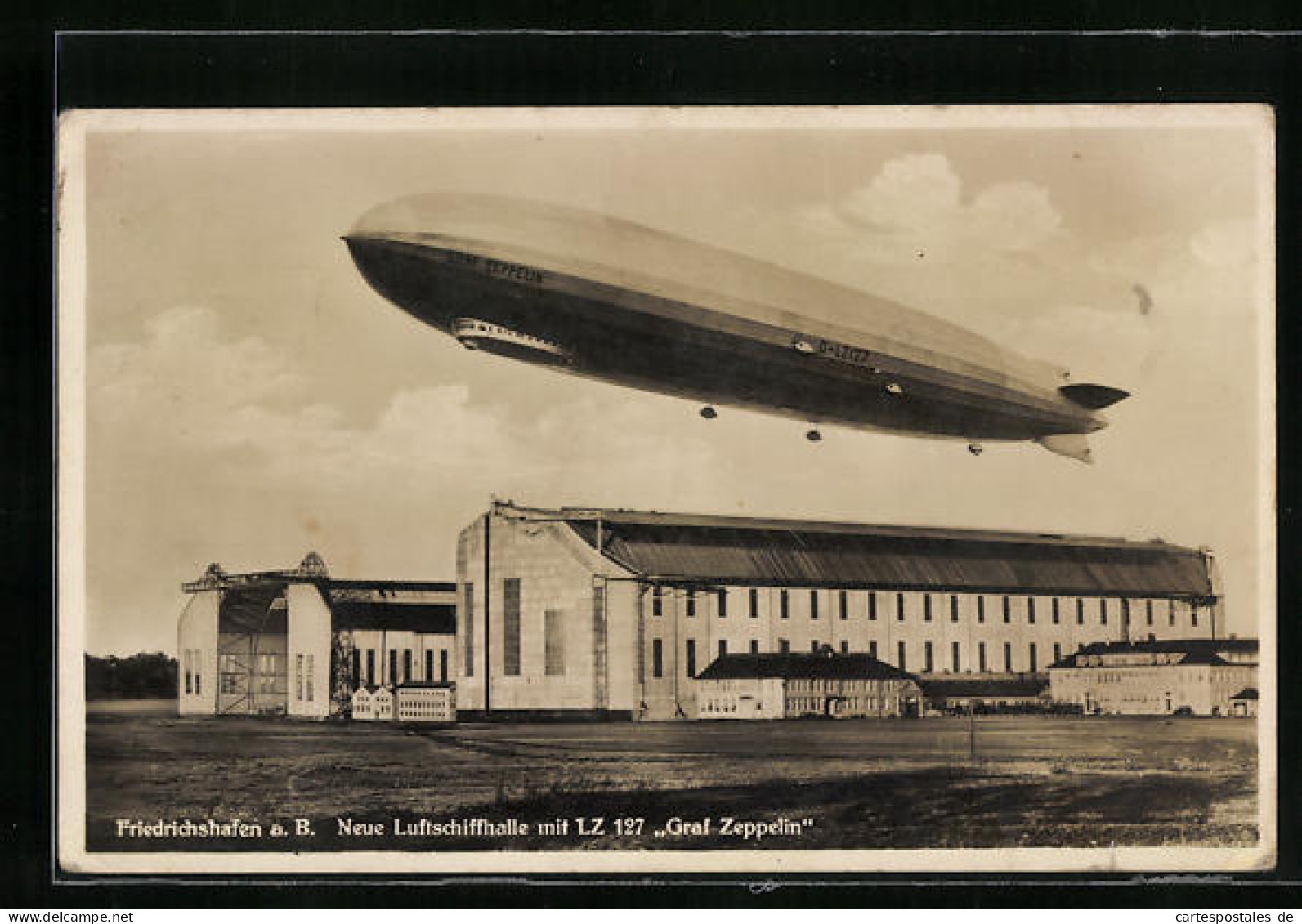 AK Friedrichshafen A. B., Neue Luftschiffhalle Mit LZ127 Graf Zeppelin  - Dirigeables