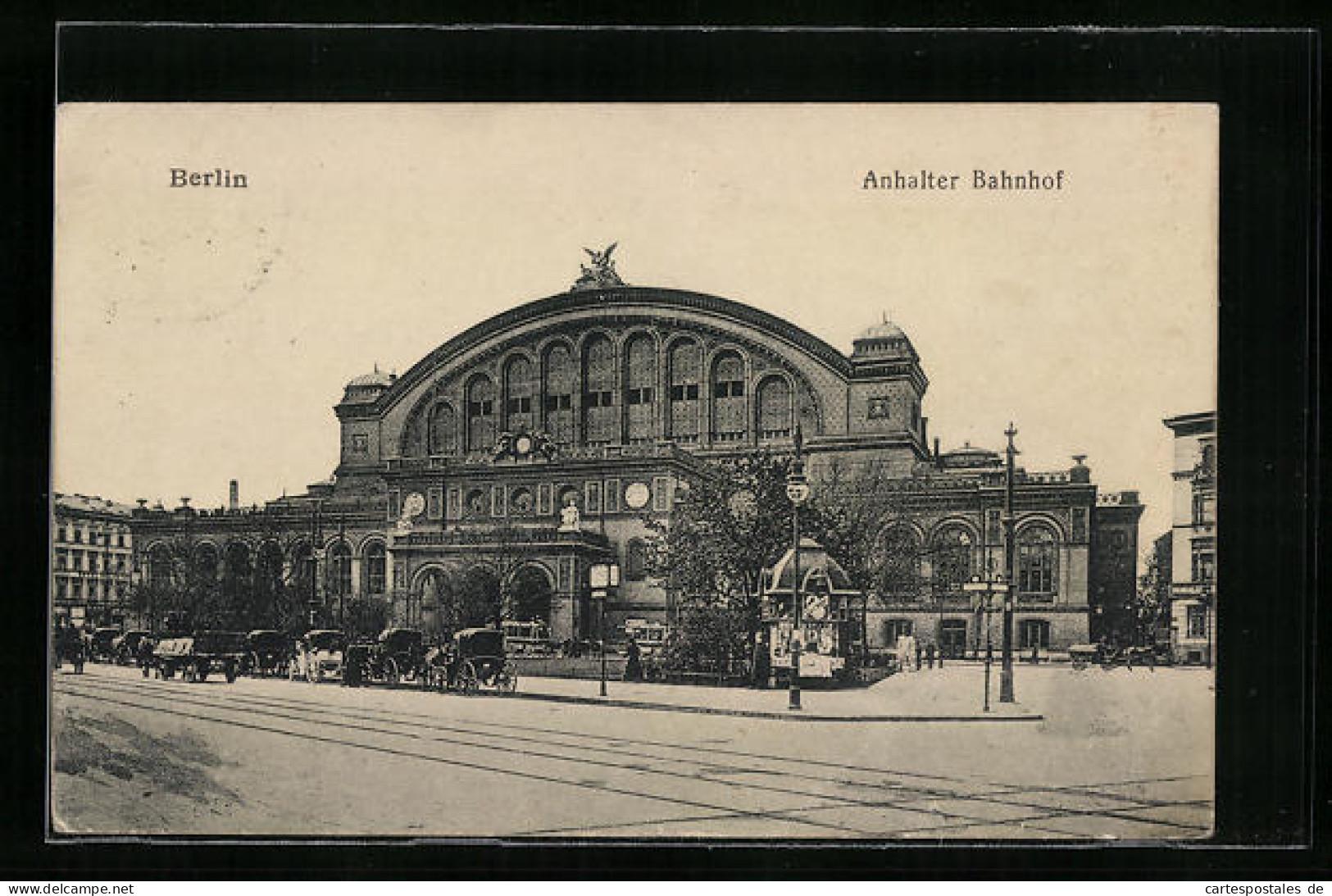 AK Berlin, Anhalter Bahnhof Mit Strasse Und Droschken  - Kreuzberg