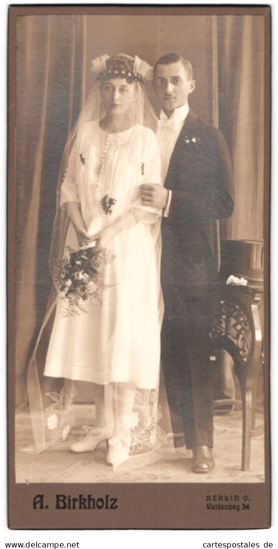 Fotografie A. Birkholz, Berlin, Weidenweg 34, Junges Ehepaar Im Hochzeitskleid Und Anzug Nebst Zylinder Und Brautstrau  - Personnes Anonymes