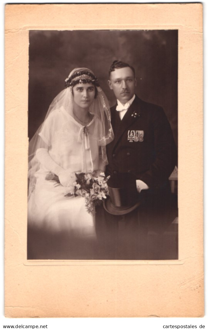 Fotografie Otto Martin, Löbtau, Soldat In Zivile Mit Ordenspange Und EK Nebst Seiner Braut Im Brautkleid, Kriegshochz  - Guerre, Militaire