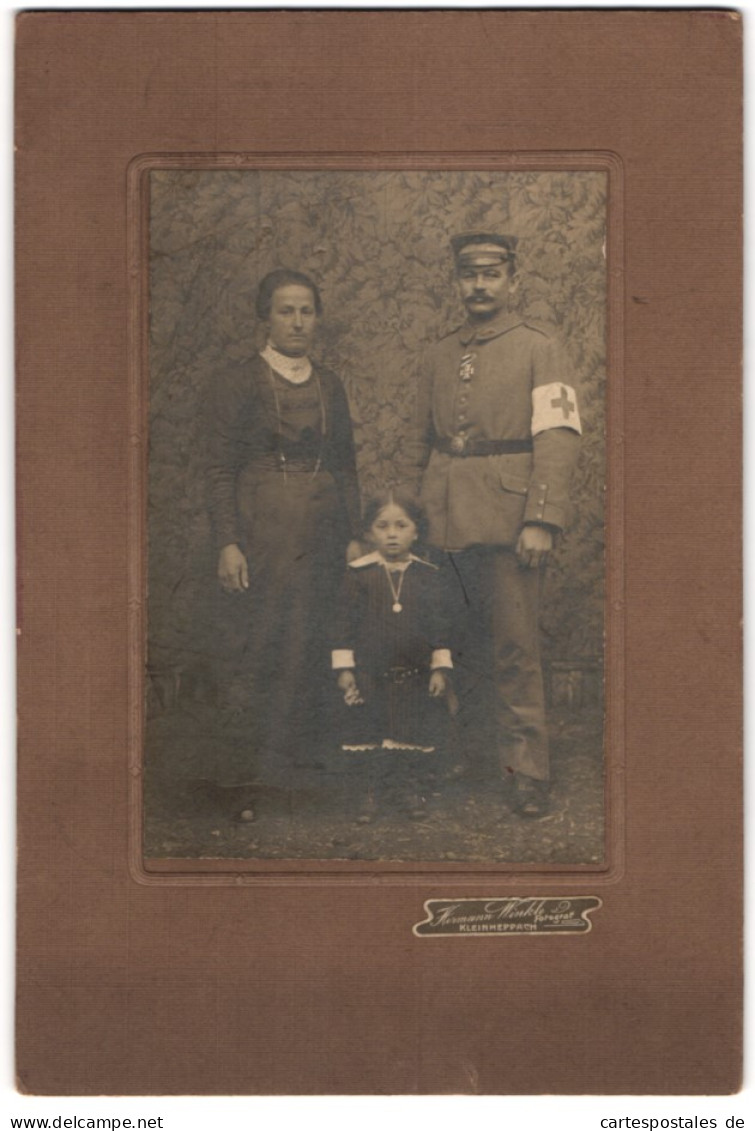 Fotografie Hermann Winkle, Kleinheppach, Soldat In Feldgrau Uniform, Orden Eisernes Kreuz Und Rot Kreuz Armbinde, Sani  - War, Military