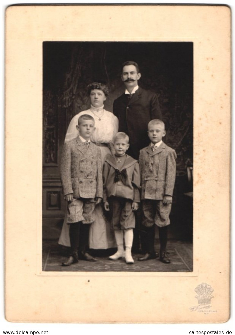 Fotografie F. Newman, New York, Lexington Ave., Amerikanische Familie Mit Drei Jungen Knaben In Anzügen Posieren  - Personnes Anonymes