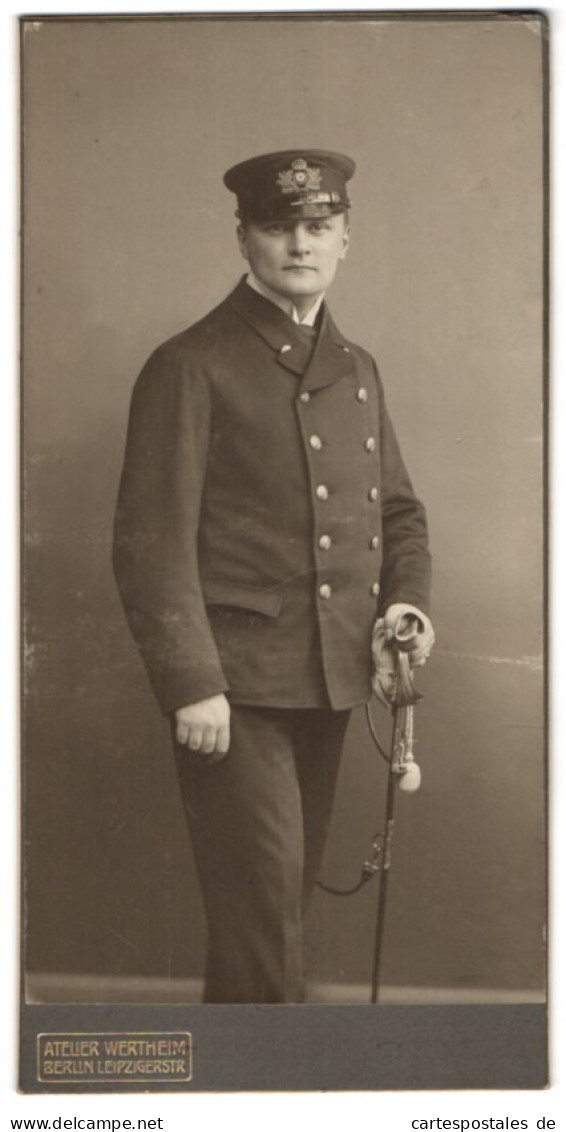 Fotografie Wertheim, Berlin, Leipzigerstr., Säbel-Fähnrich Der Kaiserlichen Marine Karl Pohle In Uniform Mit Säbel,  - Guerre, Militaire