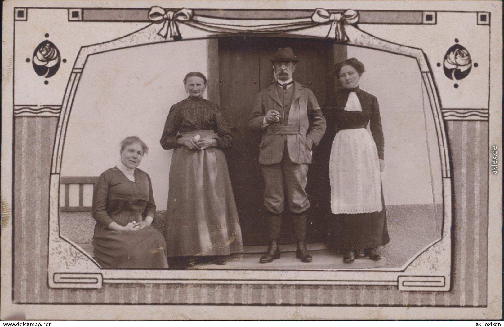 Ansichtskarte  Familienfoto Vorm Haus Privatfoto AK 1915 - Gruppen Von Kindern Und Familien