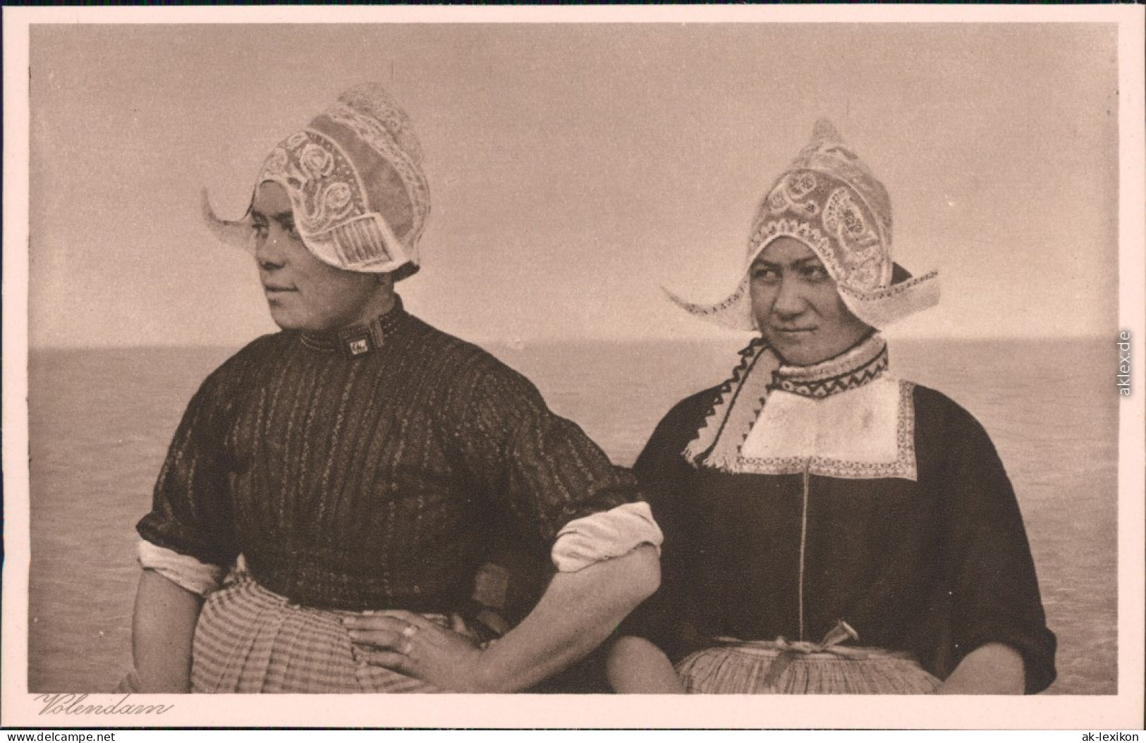 Ansichtskarte Edam-Volendam Frauen, Tracht Am Meer 1930 - Volendam