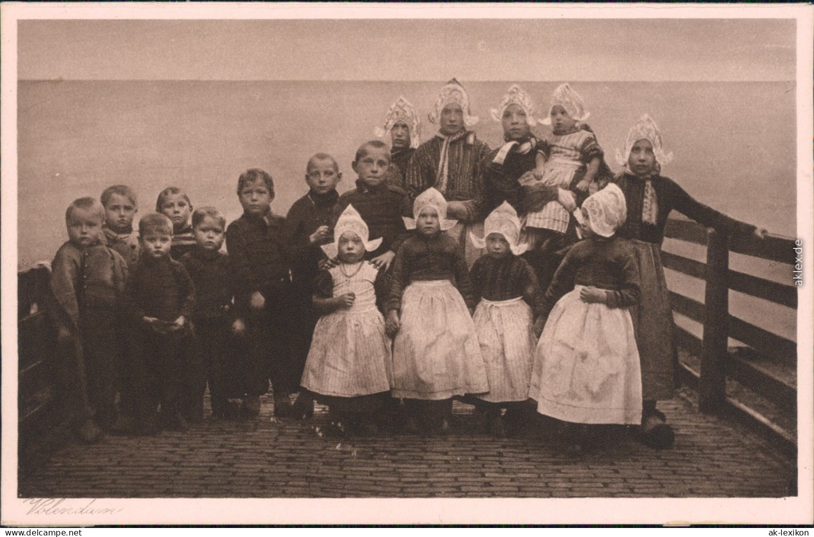 Ansichtskarte Edam-Volendam Kindergruppe Vor Dem Meer - Tracht 1930 - Volendam