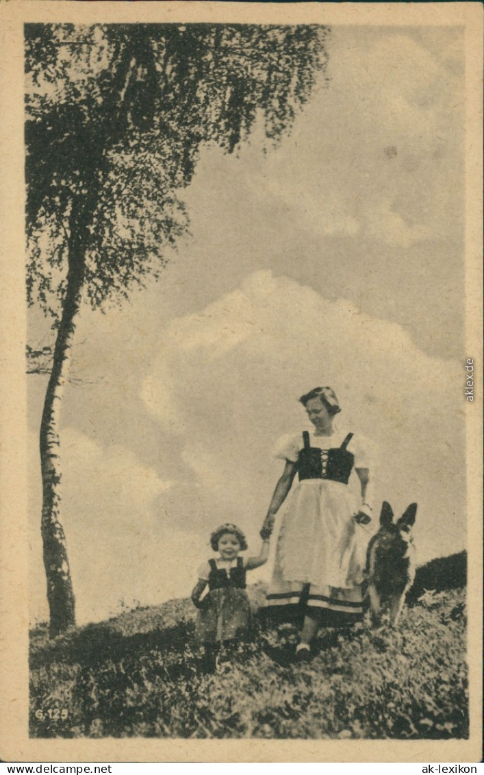  Menschen / Soziales Leben - Familienfotos - Frau Mit Kind In Trachten 1948 - Gruppen Von Kindern Und Familien