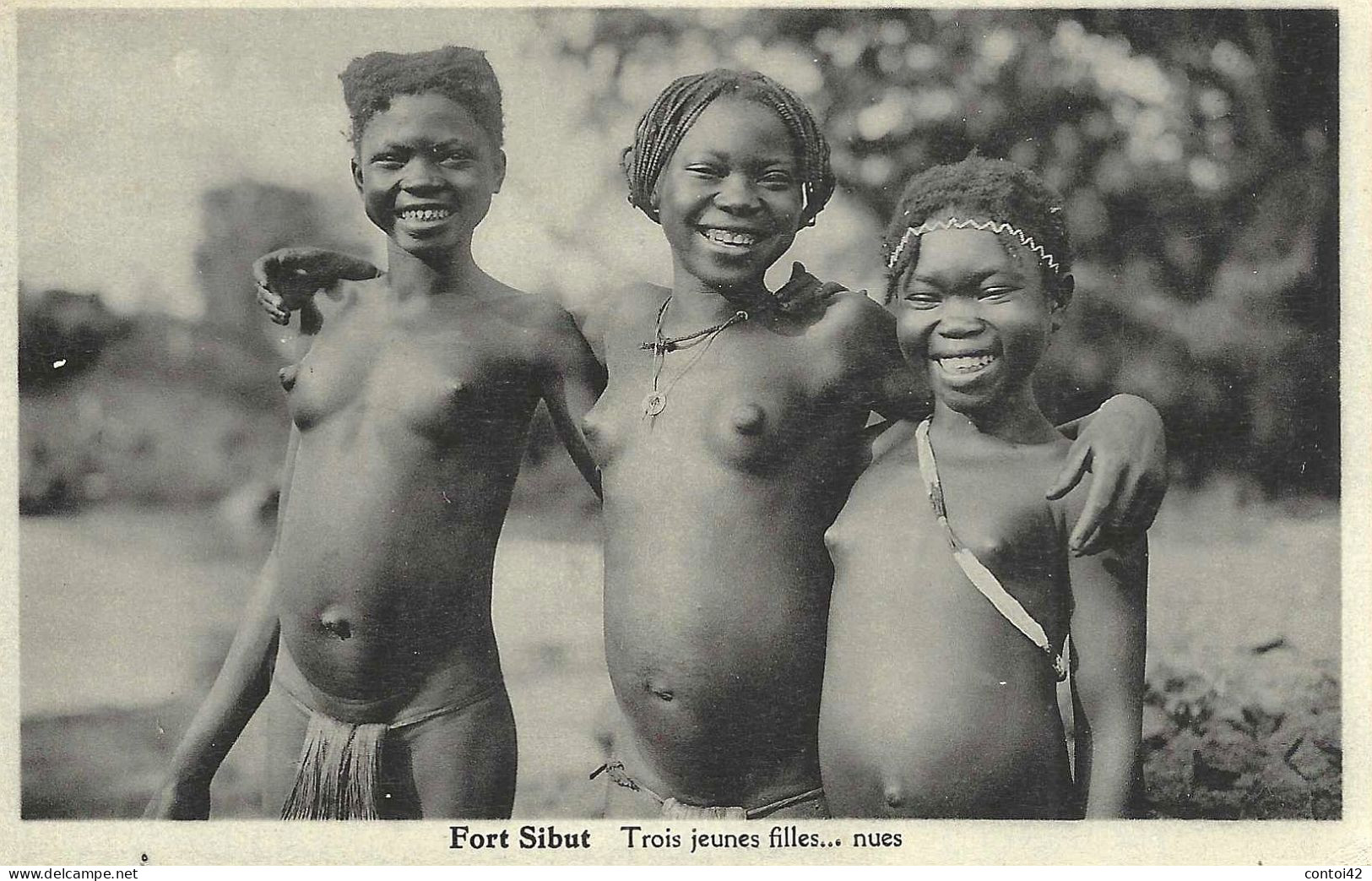 FORT SIBUT TYPE DE JEUNES FILLES SEINS NUS - Africa