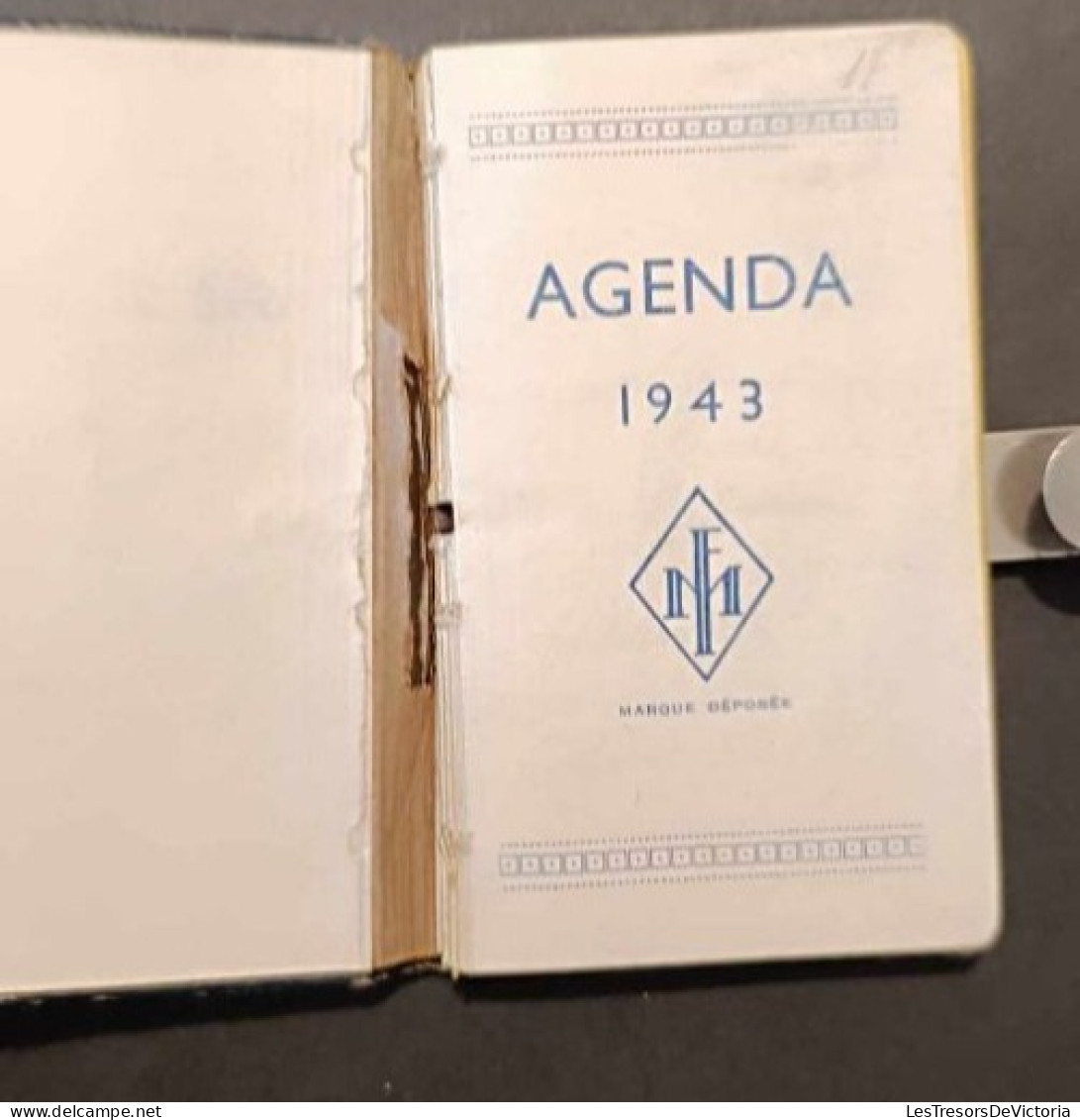 Vieux Papiers - Mini Agenda De 1943 Fermé Par Une Charnière De Métal - Altri & Non Classificati