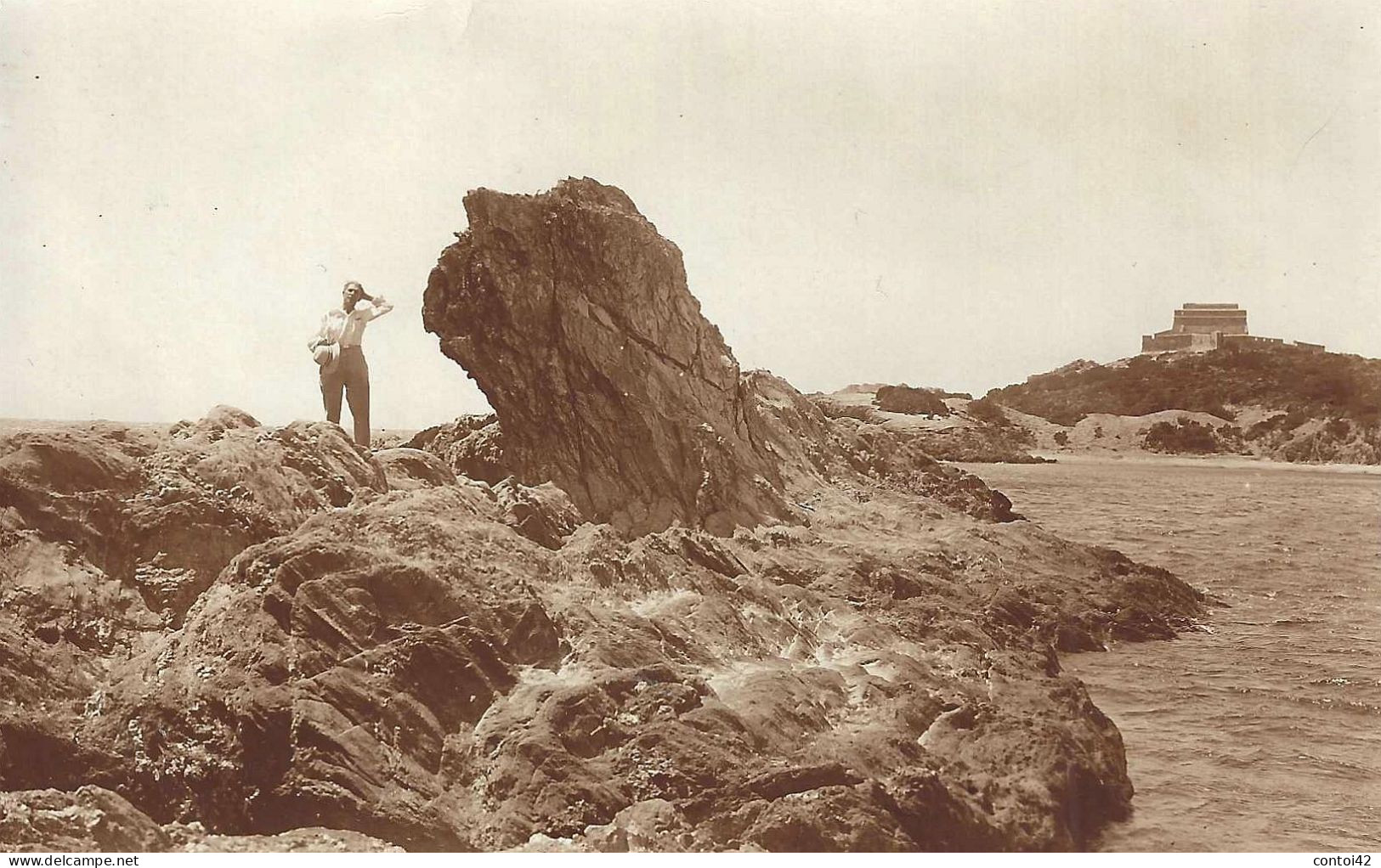 83 ILE DE PORQUEROLLES CARTE-PHOTO LE FORT DU PETIT LANGOUSTIER PERSONNAGE ROCHERS HYERES VAR - Porquerolles