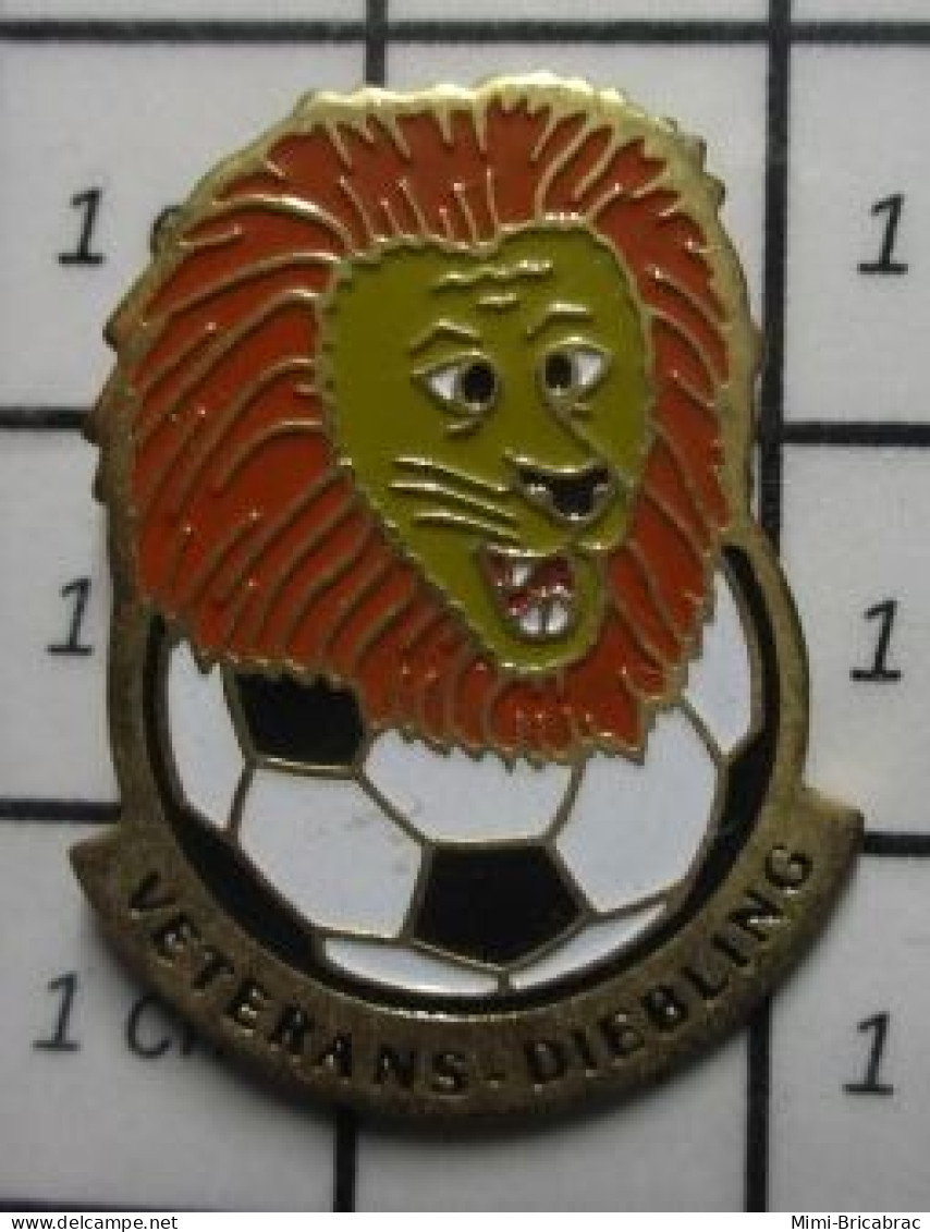 1012B  Pin's Pins / Beau Et Rare : SPORTS /  CLUB FOOTBALL VETERANS DIEBLING TETE DE LION - Fussball
