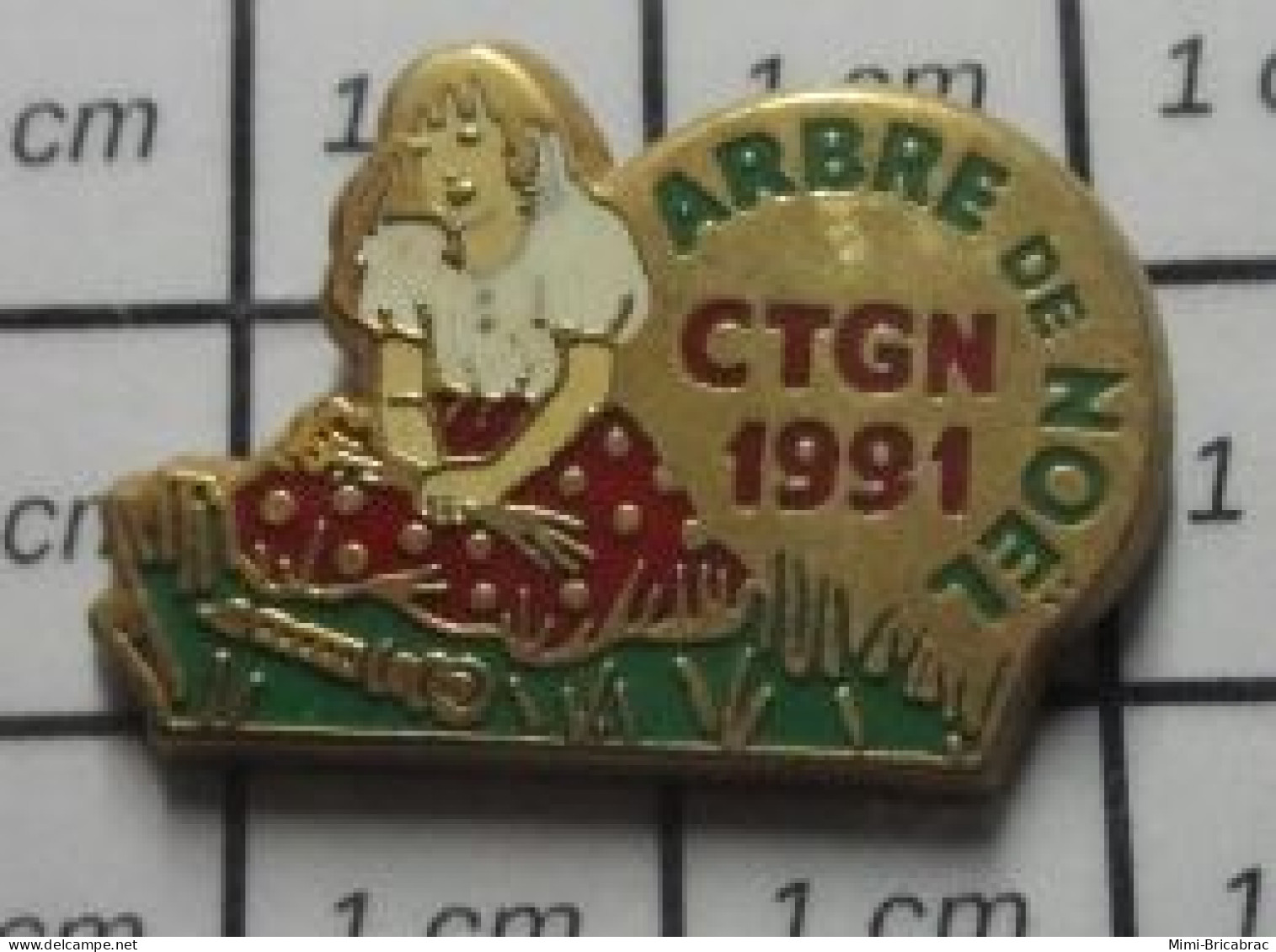 SP16 Pin's Pins / Beau Et Rare : NOEL / FILLETTE ARBRE DE NOEL GENDARMERIE CTGN 1991 - Noël