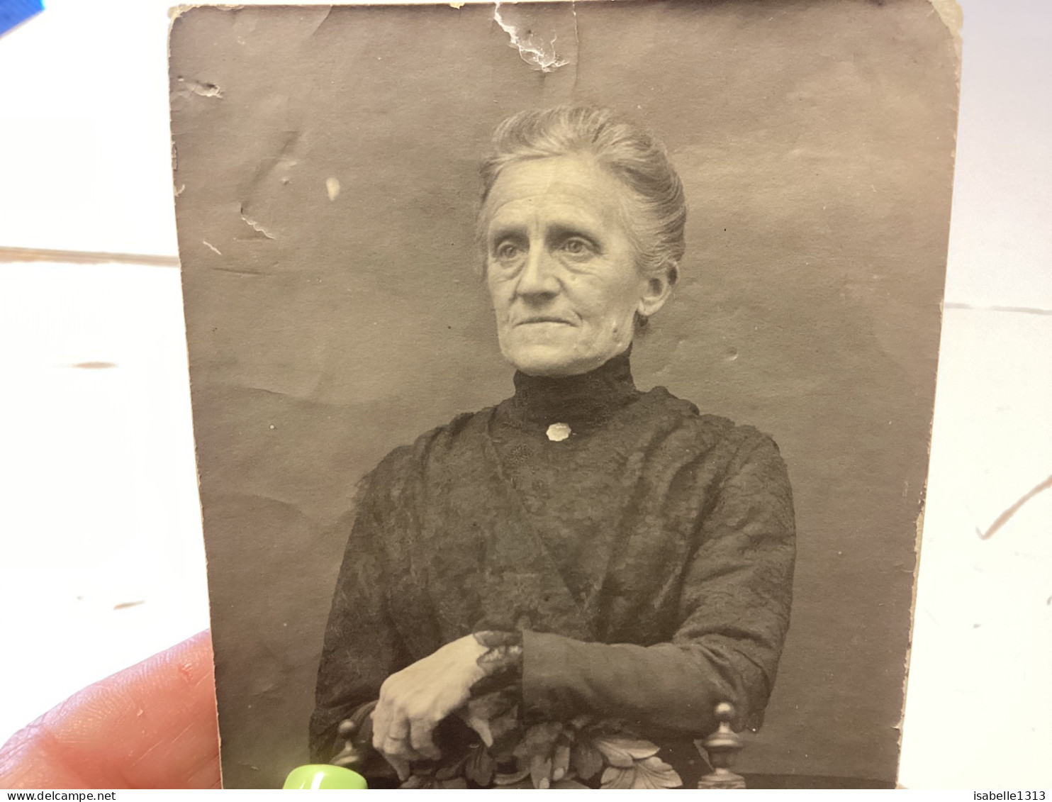 Photo Snapshot 1920 Portrait D’une Femme, Personne âgée Contre Une Chaise Avec Des Feuilles Portrait De Femme âgée - Anonymous Persons