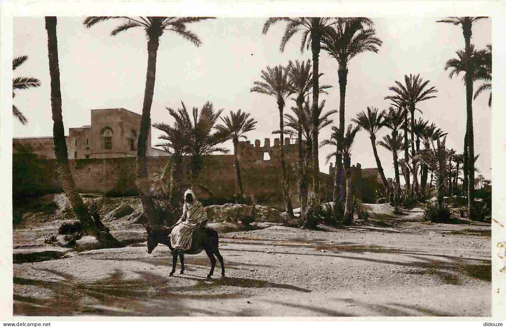 Maroc - Marrakech - Les Remparts - Animée - Scènes Et Types - CPSM Format CPA - Carte Neuve - Voir Scans Recto-Verso - Marrakech