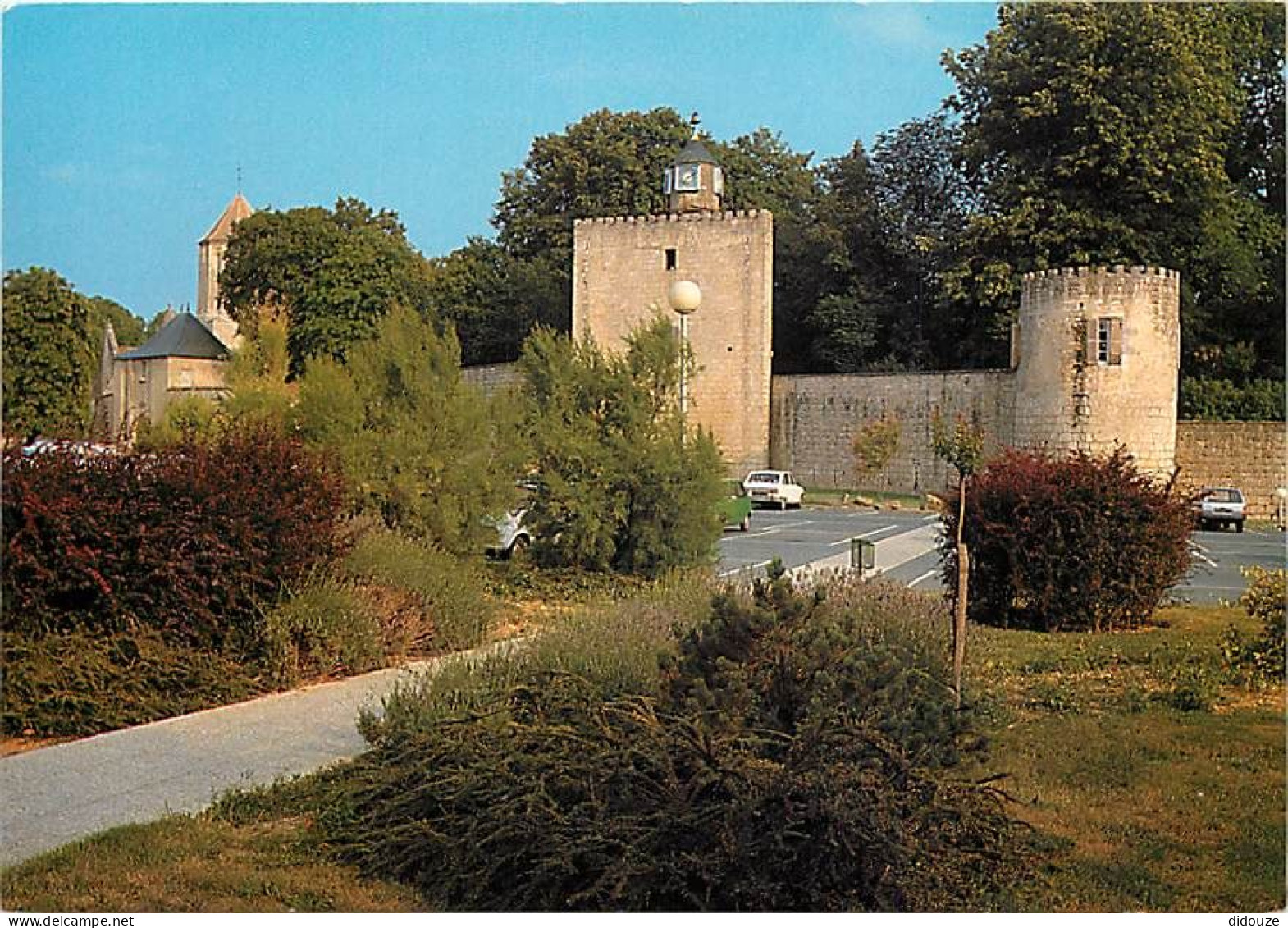 17 - Surgères - Mur D'enceinte Xle S. Remanié Au XVIe S. Du Château Primitif Des Comtes De Surgères - Automobiles - Cart - Surgères