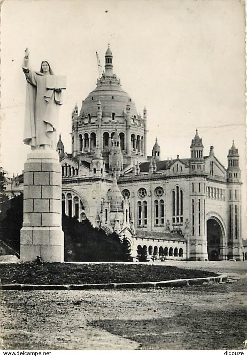 14 - Lisieux - La Basilique Et Statue De Sainte Thérèse - CPSM Grand Format - Etat Léger Pli Visible - CPM - Voir Scans  - Lisieux