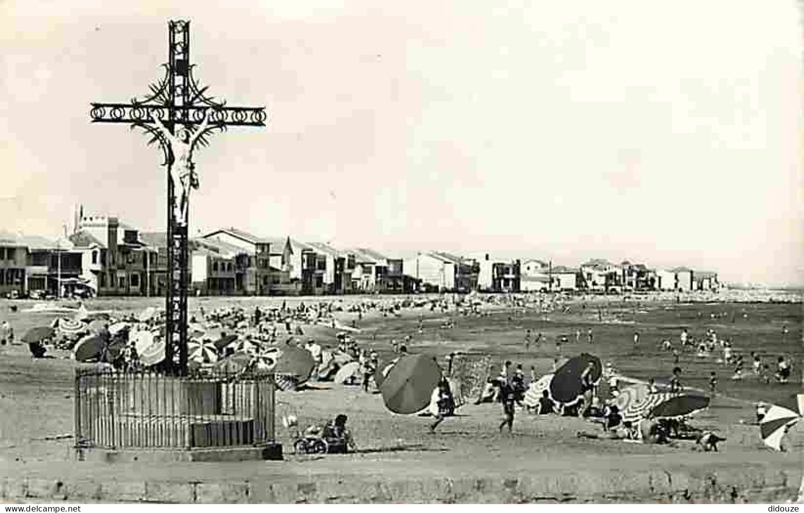 34 - Palavas Les Flots - La Croix, La Plage Et La Ville - Animée - Scènes De Plage - Oblitération Ronde De 1960 - CPA -  - Palavas Les Flots