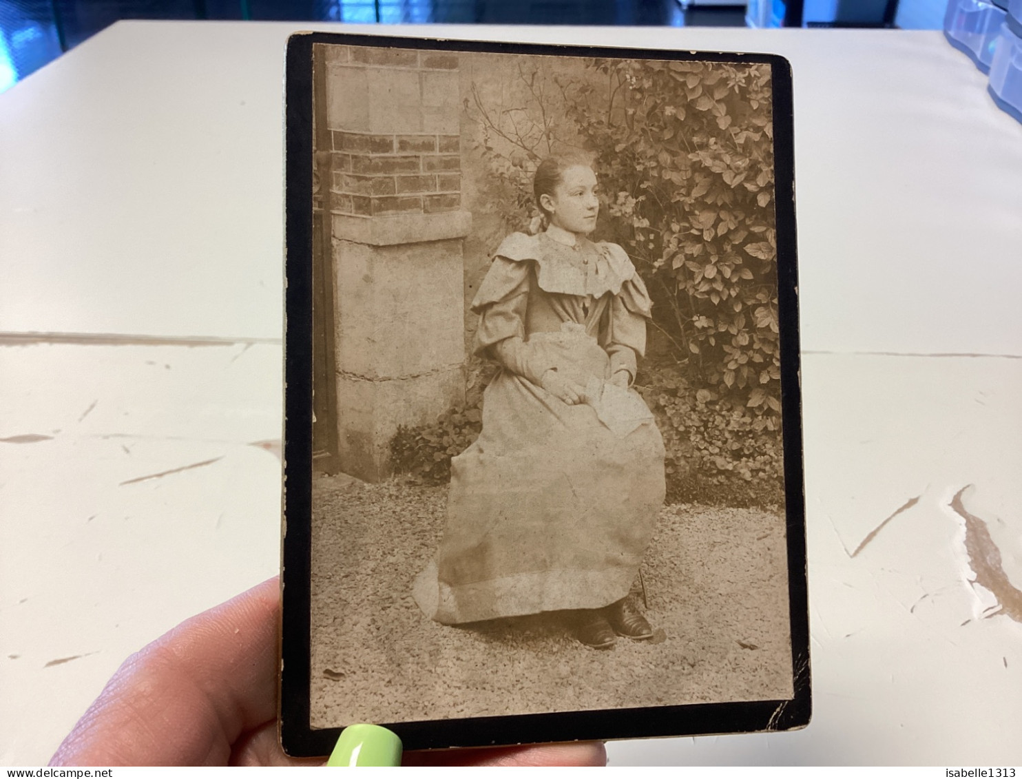 Photo Snapshot 1910 Photo Sur Carton, Enfant Fille, Assise Devant La Maison Avec Une Grande Robe De Profil - Anonymous Persons