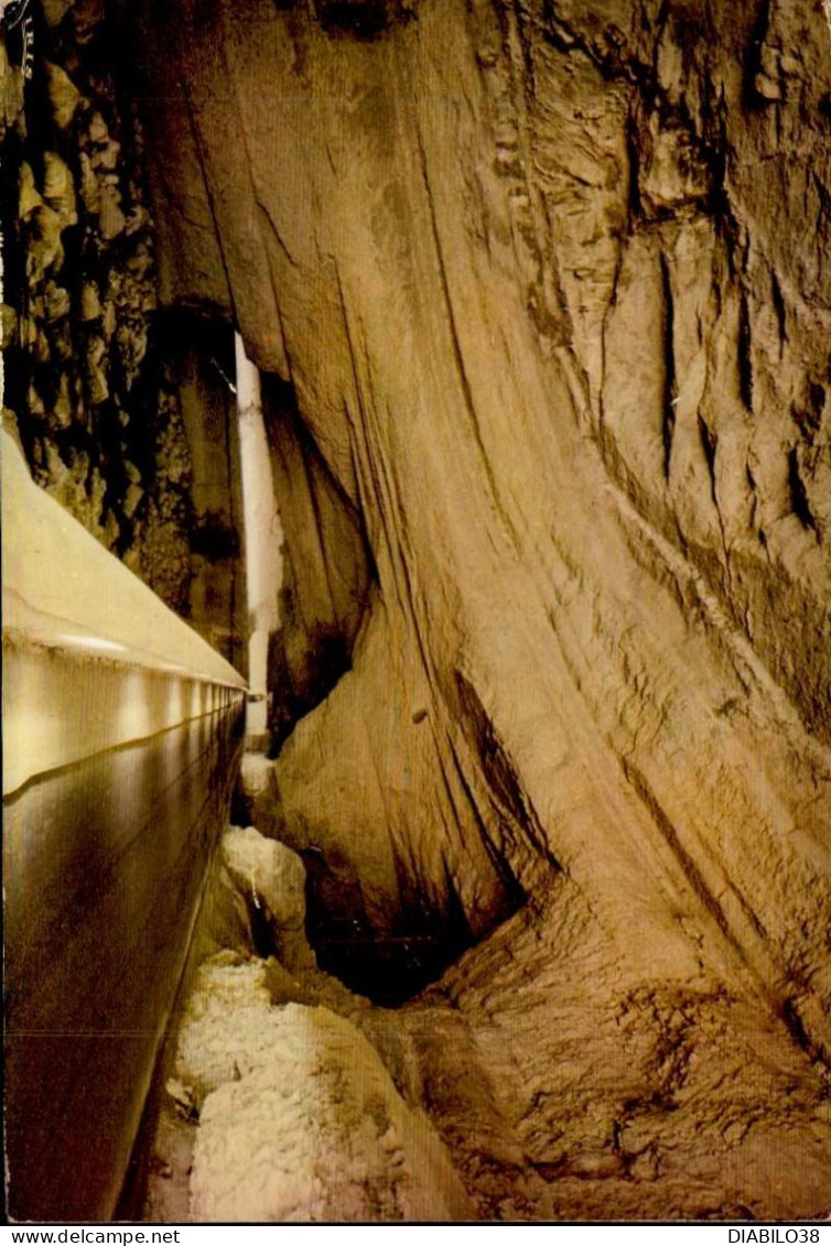 LA GROTTE DU MAS D ' ASIL   ( ARIEGE )  ROUTE ET RIVIERE TRAVERSANT LA GROTTE. DEBRIS MORAINIQUES DANS LE LIT D ' ARIZE - Autres & Non Classés