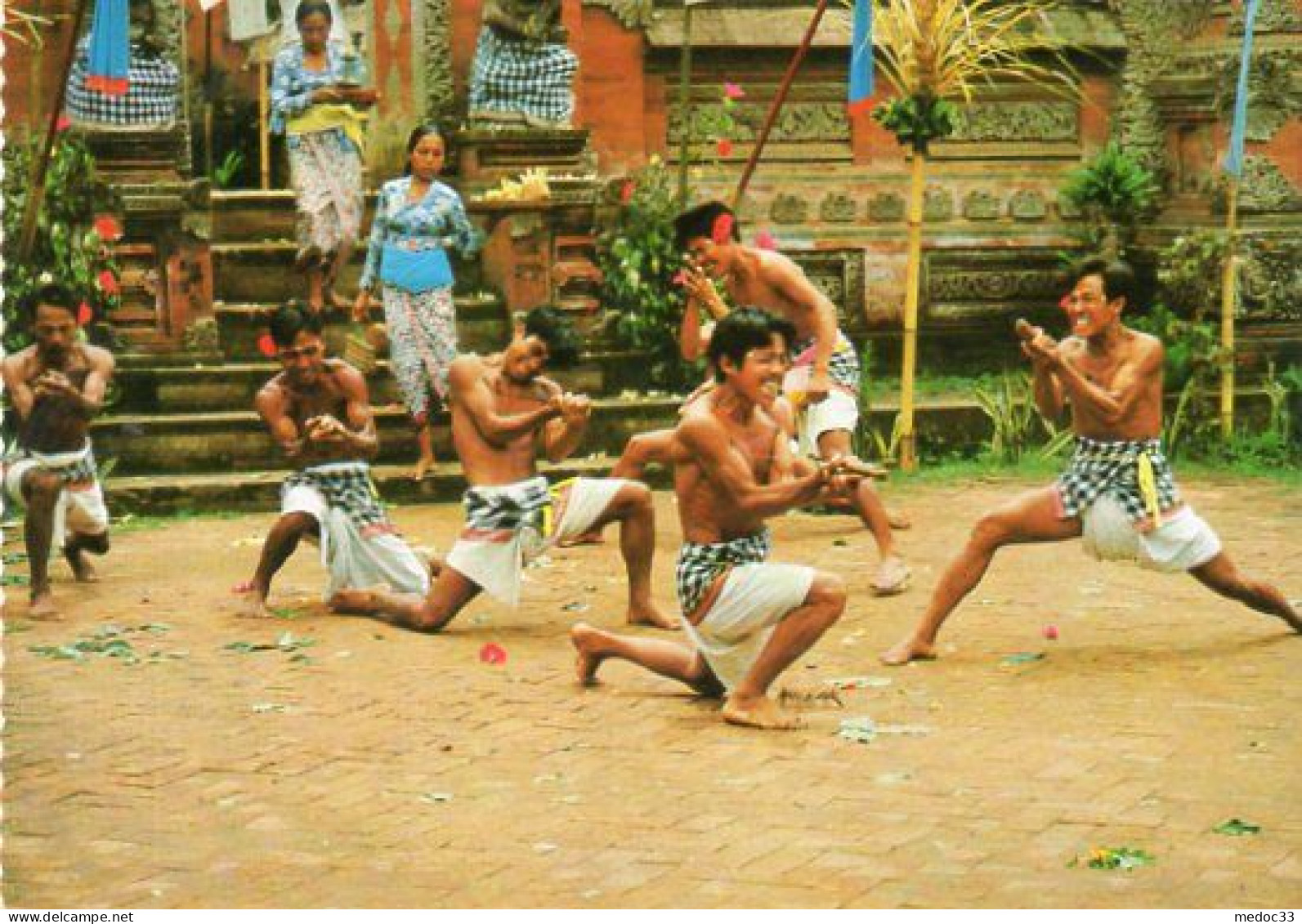 Indonésie.Cpm The Kris Dancers Are In Trance.The Climax Of The Barong Play In Bali - Indonesia