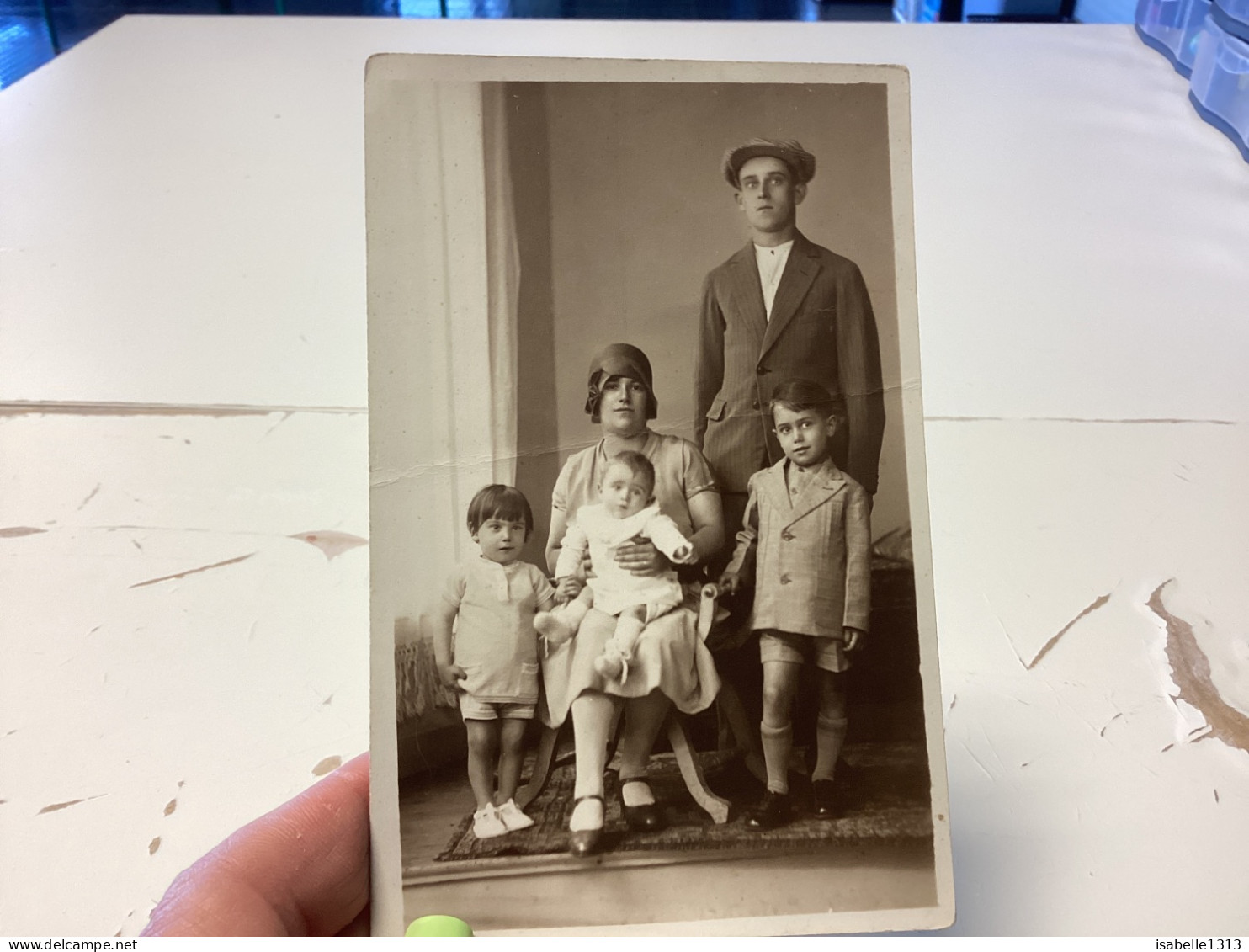 Photo Snapshot 1930 Photo Carte Portrait De Famille, Homme Femme Avec Leurs Enfants, Bébé Homme Qui Regardent En L’air - Anonymous Persons