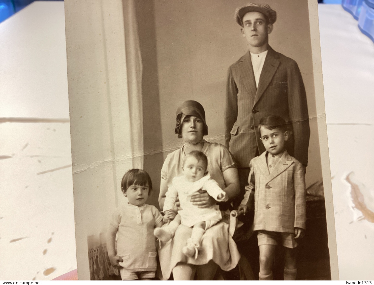 Photo Snapshot 1930 Photo Carte Portrait De Famille, Homme Femme Avec Leurs Enfants, Bébé Homme Qui Regardent En L’air - Anonymous Persons