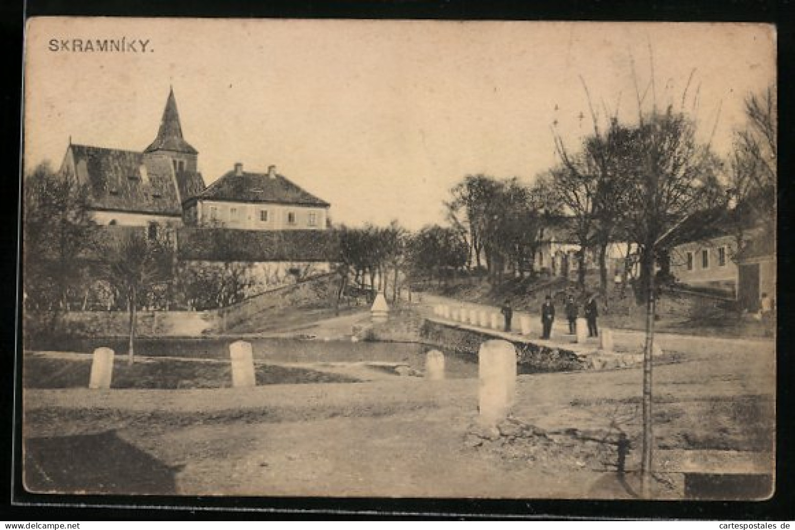 AK Skramniky, Strassenpartie Am Wasser Mit Blick Zur Kirche  - Tchéquie