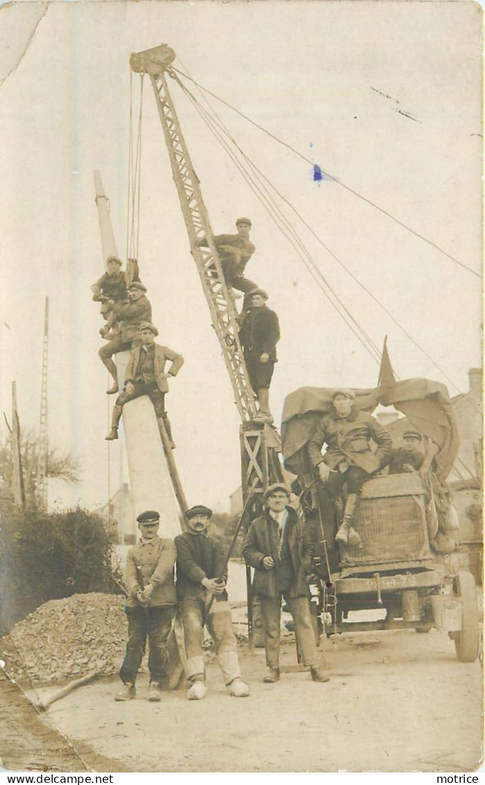 CARTE PHOTO - Travaux Publics, L'installation D'un Poteau, Carte Humoristique. - Industrie