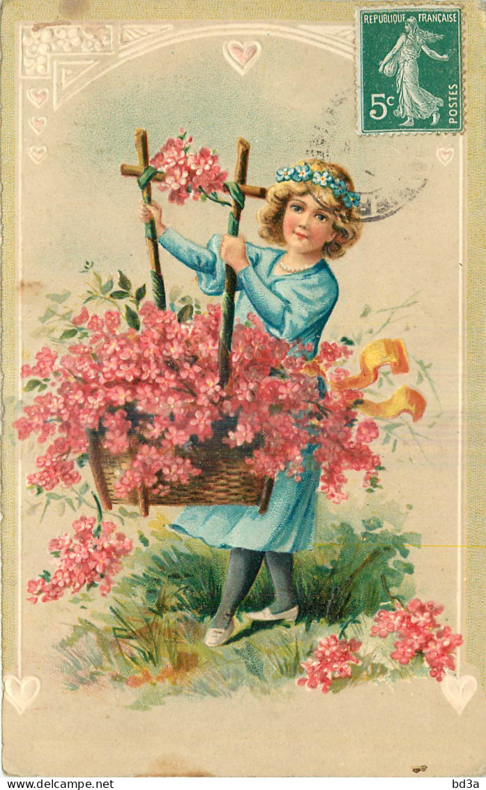 CPA FANTAISIE GAUFREE - FILLETTE - LITTLE GIRL - MÄDCHEN PORTANT UN PANIER DE PETITES FLEURS ROSES - Altri & Non Classificati