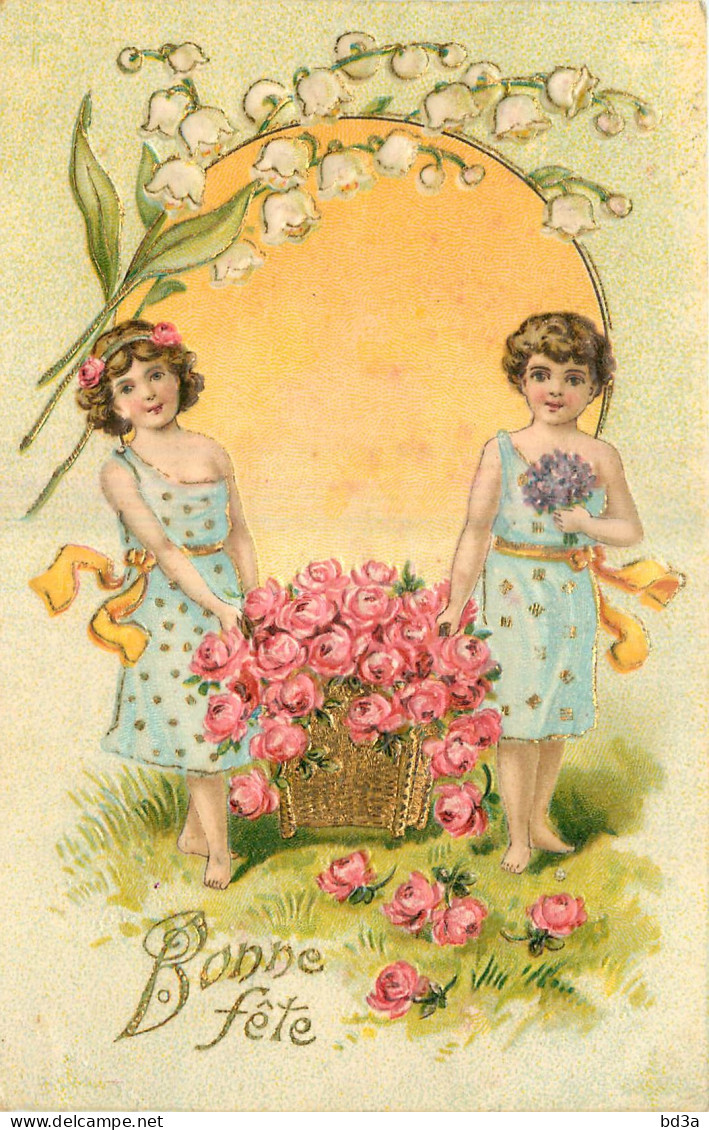 CPA FANTAISIE GAUFREE - FILLETTES - LITTLE GIRLS - MÄDCHEN PORTANT UN PANIER DE ROSES - VIOLETTES - MUGUET - BONNE FETE - Altri & Non Classificati