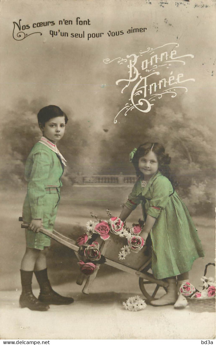 ENFANTS - CHILDREN - KINDER - BROUETTE REMPLIE DE ROSES ET MARGUERITES - BONNE ANNEE  -Nos Coeurs N'en Font Qu'un Seul.. - Altri & Non Classificati