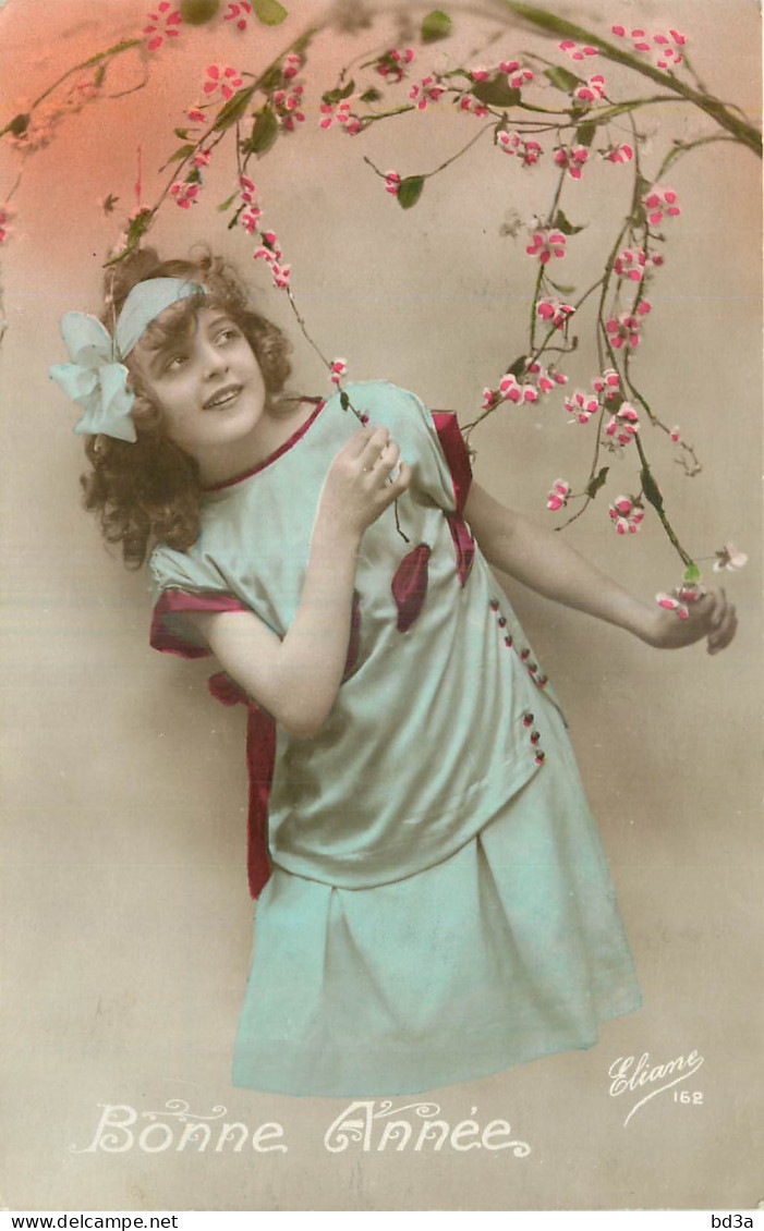 FILLETTE - LITTLE GIRL - MÄDCHEN - GROS NOEUD DANS CHEVEUX - FLEURS - BONNE ANNEE - Eliane - Altri & Non Classificati