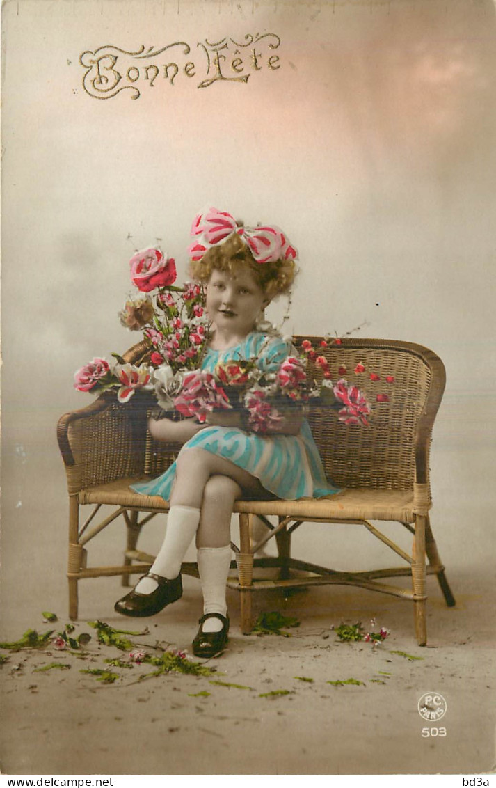 FANTAISIE - FILLETTE - LITTLE GIRL - MÄDCHEN - ASSISE DANS FAUTEUIL - ROSES - GROS NOEUD - BONNE FETE - PC Paris - Altri & Non Classificati