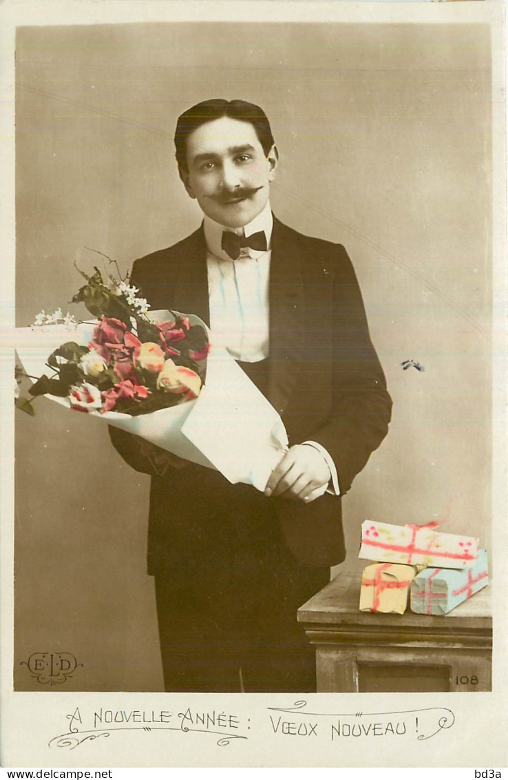 FANTAISIE - HOMME - MAN - TENANT UN BOUQUET DE FLEURS - CADEAUX - A NOUVELLE ANNEE : VOEU NOUVEAU - E.L.D. - CONVOYEUR - Männer