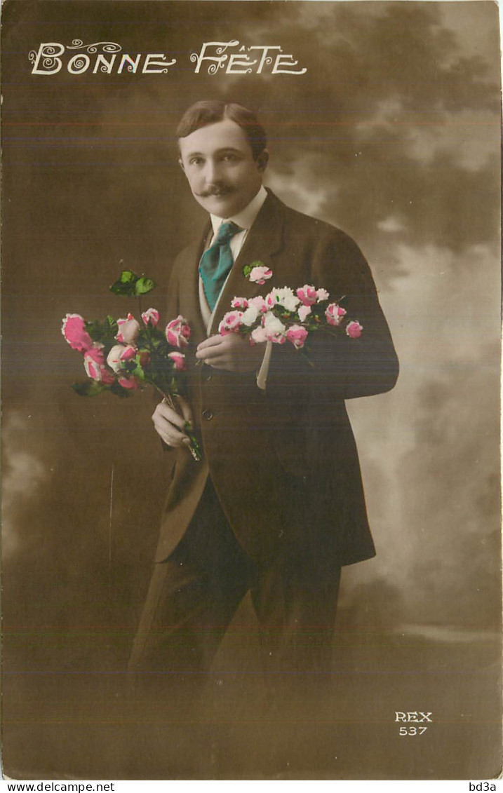 FANTAISIE - HOMME - MAN - TENANT DEUX BOUQUETS DE ROSES -  BONNE FETE - Rex - Männer