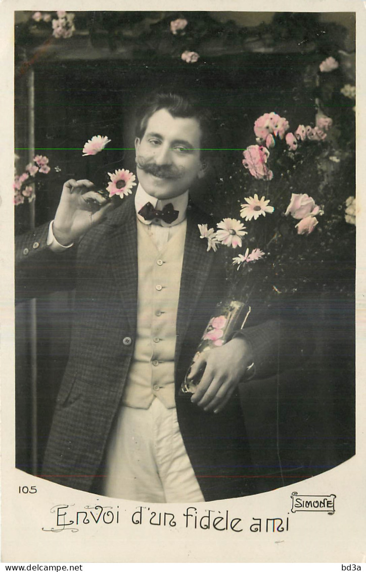 FANTAISIE - HOMME - MAN - PORTANT UN BOUQUET DE ROSES ET MARGUERITES - ENVOI D'UN FIDELE AMI - Simone - Männer