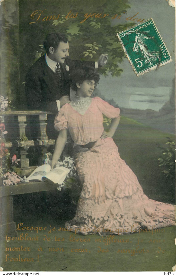 FANTAISIE - COUPLE - EHEPAAR - FEMME ASSISE SUR UN BANC FLEURI ET TENANT UN LIVRE - DANS TES YEUX SI DOUX - Paare