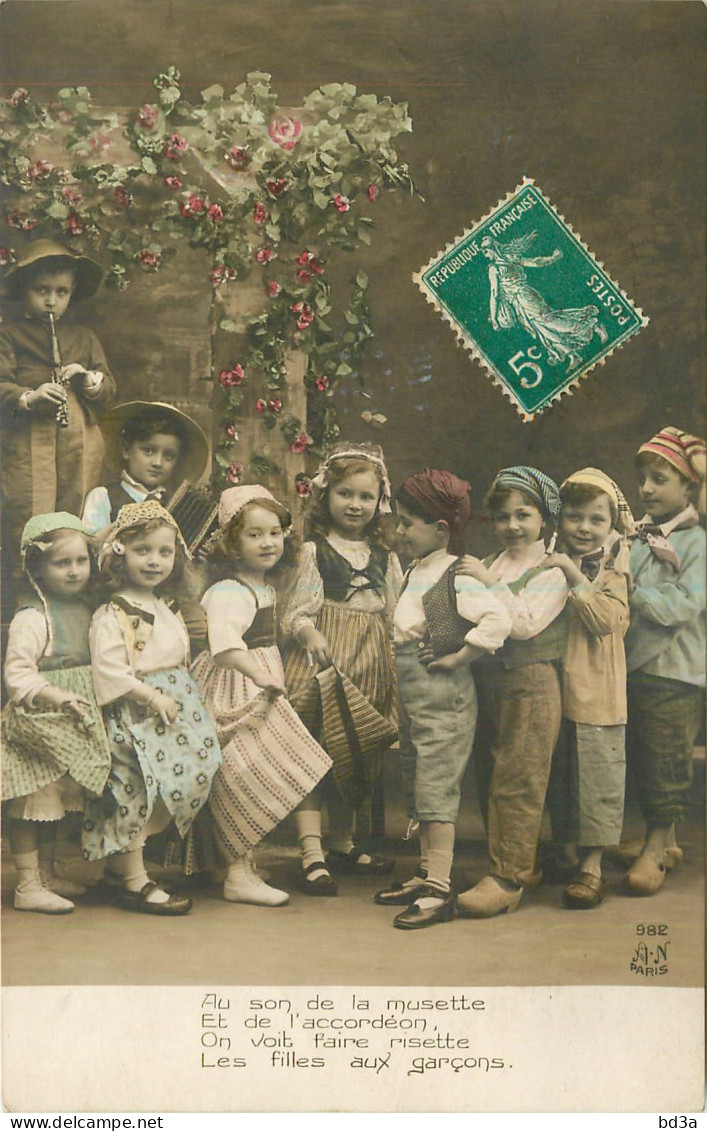 CPA  ENFANT - FILLETTES ET GARCONS - Gruppen Von Kindern Und Familien