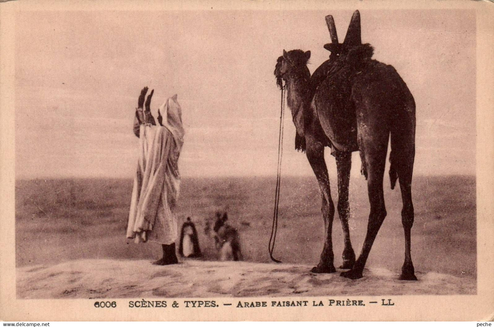 N°19 W -cpa Scènes Et Types -arabe Faisant La Prière- - Scenes