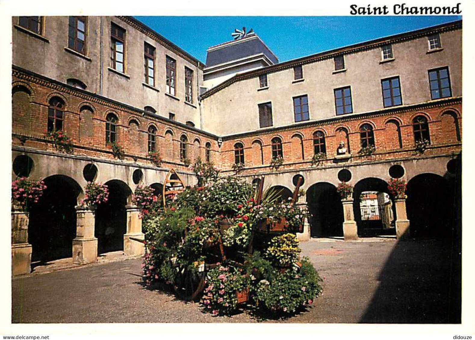 42 - Saint Chamond - Cour D'Honneur De L'Hôtel De Ville - Fleurs - Flamme Postale De Saint Chamond - CPM - Voir Scans Re - Saint Chamond