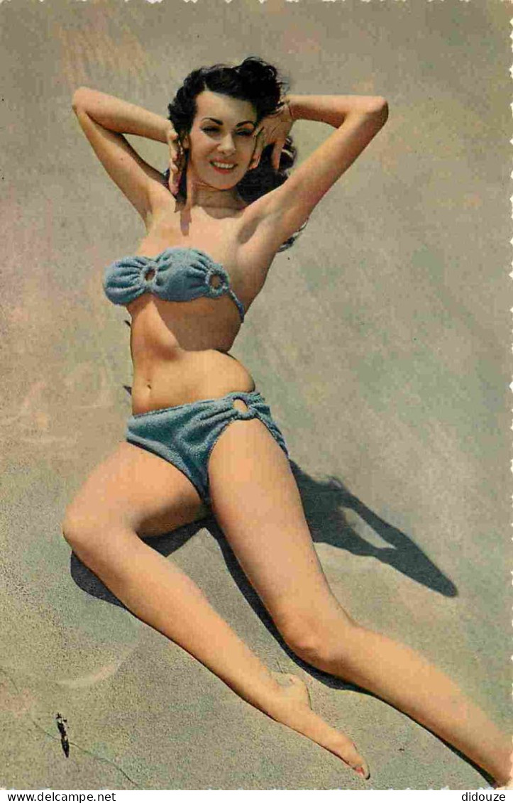 Thèmes - Pin-ups - Femme En Maillot De Bain - Baigneuse - Carte Dentelée - CPSM Format CPA - Voir Scans Recto-Verso - Pin-Ups