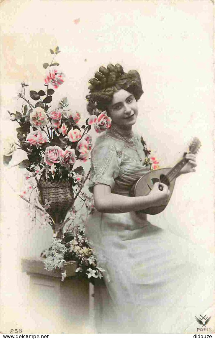 Thèmes - Musique - Femme Jouant De La Mandoline - Animée - CPA - Voir Scans Recto-Verso - Musique Et Musiciens