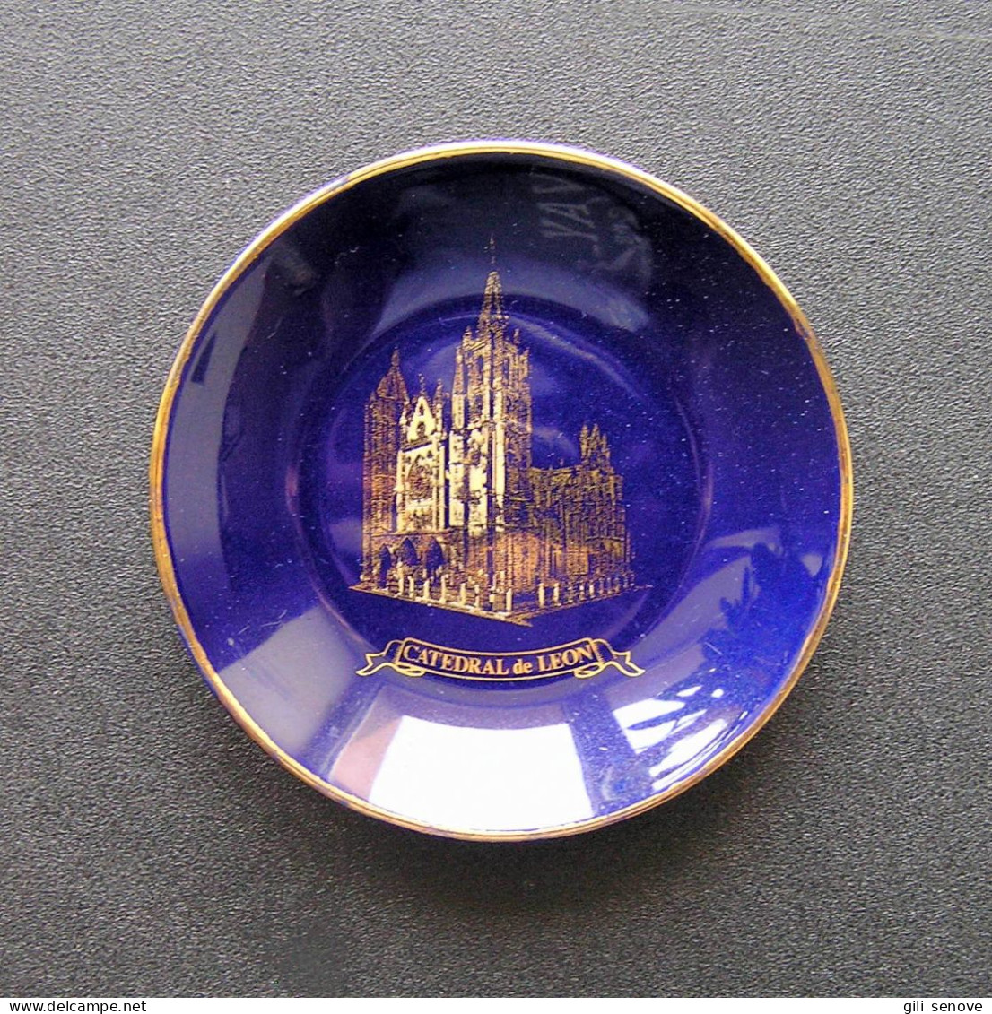 Cathedral Of Leon Blue Souvenir Collectors Plate - Sonstige & Ohne Zuordnung