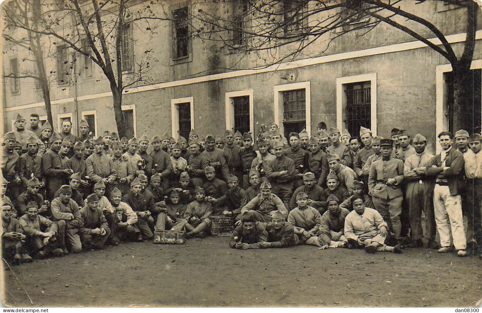 CARTE PHOTO NON IDENTIFIÉE REGIMENT A LA COOL DANS LA COUR - Da Identificare