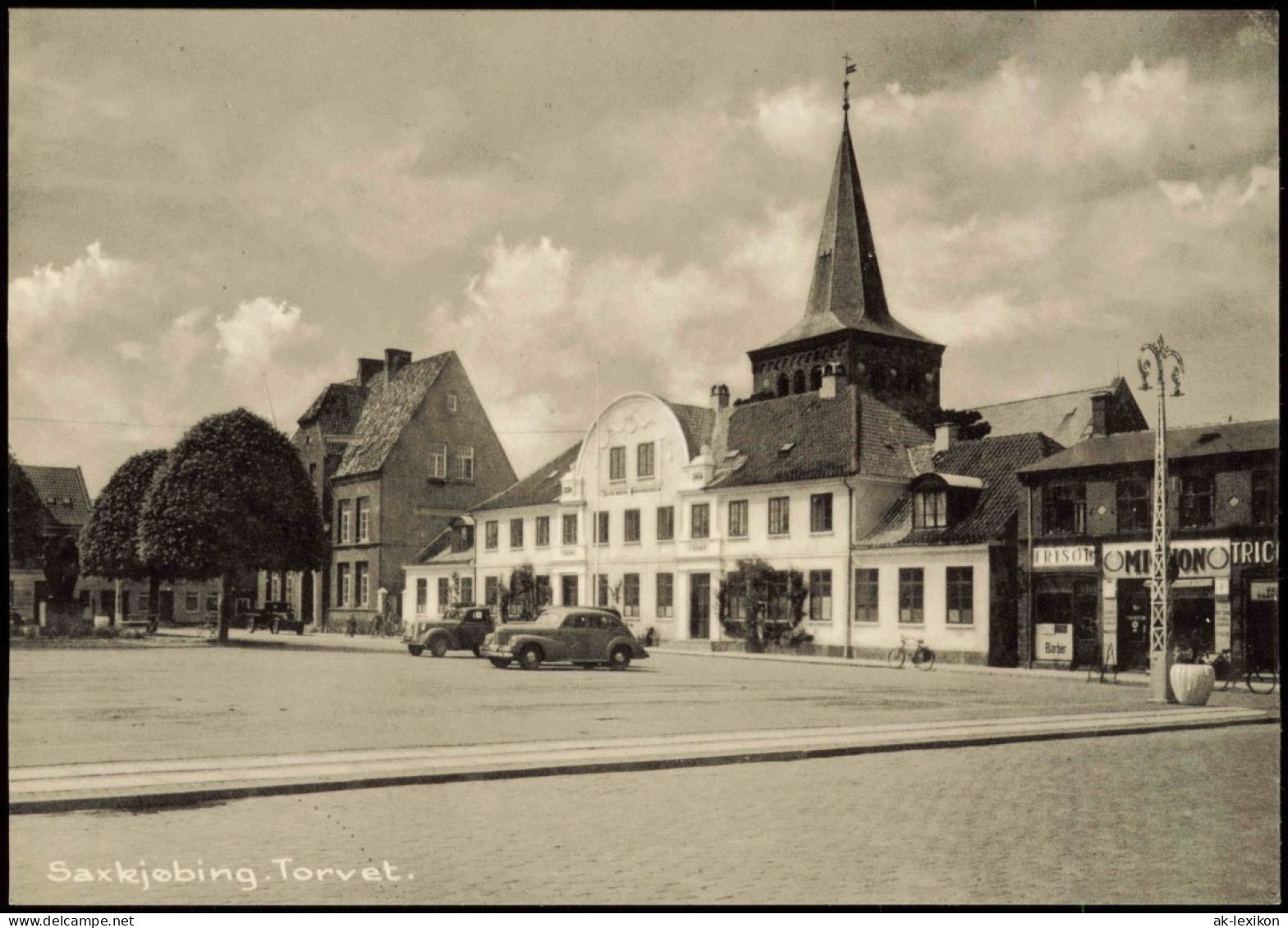 Postcard Torvet Saxkjøbing. Autos Geschäfte Danmark 1959 - Danemark