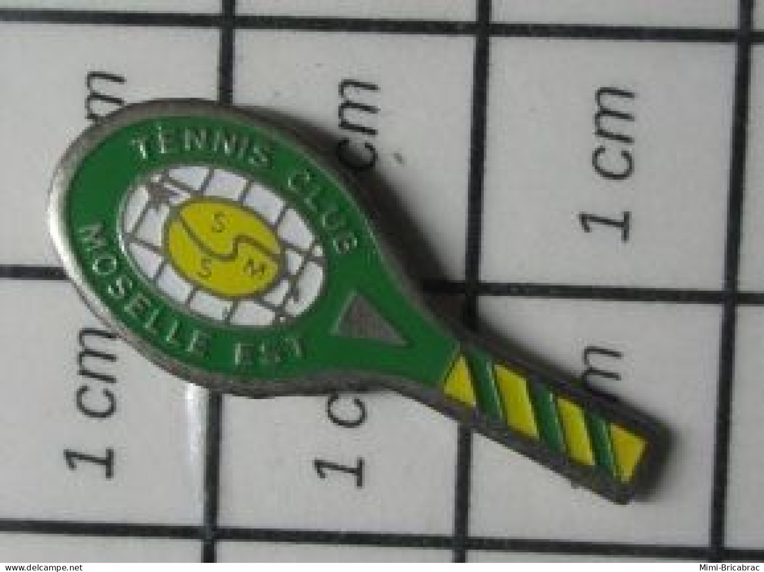 210c Pin's Pins / Beau Et Rare : SPORTS / RAQUETTE BALLE JAUNE TENNIS CLUB DE MOSELLE EST - Tenis