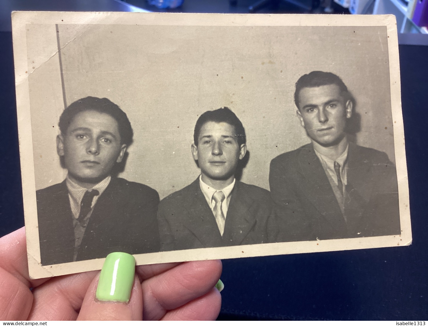 Photo Ancienne Snapshot 1940 Trois Frères, Costume Cravate, L’intro, L’autre, Le Puy Portrait De Garçon, Frère - Personas Anónimos