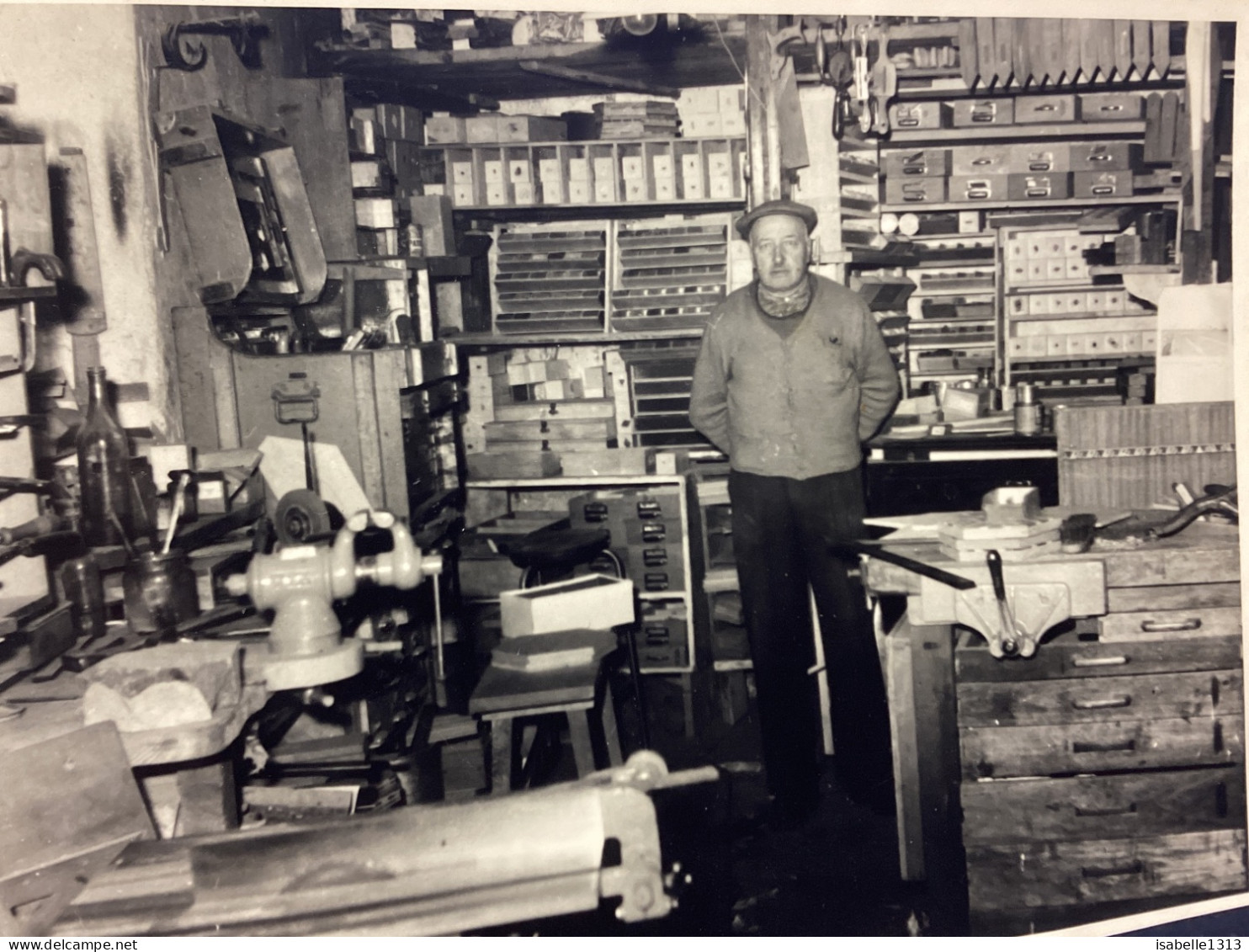 Photo Ancienne Snapshot 1950 Homme Dans Son Atelier, Valise, Outils, Matériel Usine Tiroir, Casier Tout Autour De Lui Il - Personas Anónimos