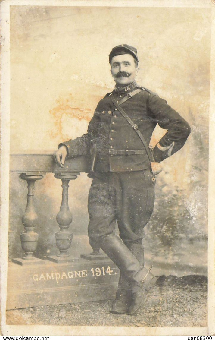 CARTE PHOTO NON IDENTIFIEE CAMPAGNE 1914 UN SOLDAT A GROSSE MOUSTACHE POSE DANS UN STUDIO - To Identify