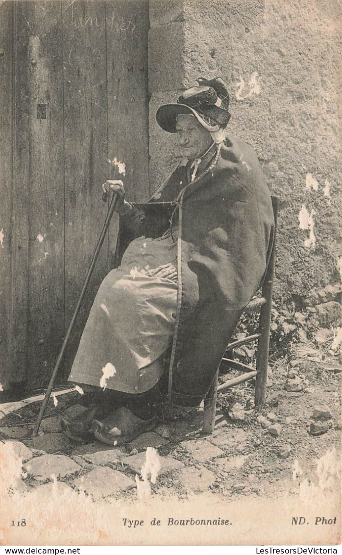 FOLKLORE - Vieille Femme - Type De Bourbonnaise - Carte Postale - Trachten